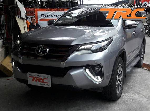 FORTUNER 2015 ฝาครอบสปอร์ตไลท์ Day Light แสงสีขาว มีสัญญาณไฟเลี่ยว (DRL ตรงรุ่น By DEMON EYE)